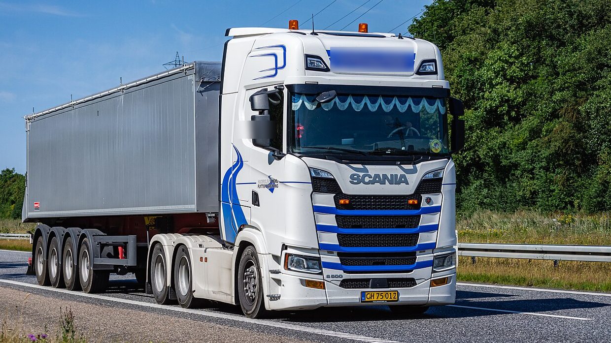 Ciągnik siodłowy Scania S 500 z naczepą na trasie